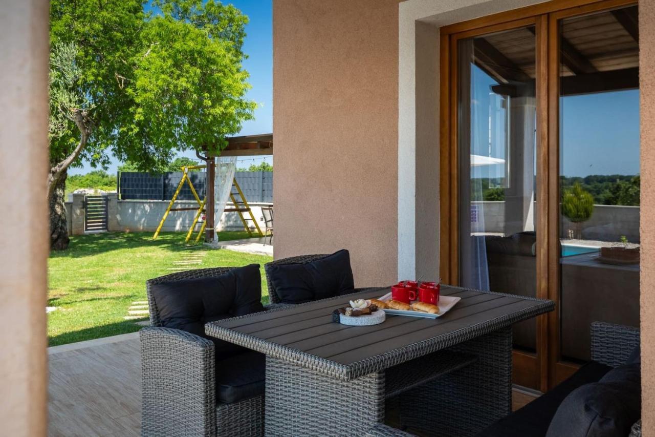 Activity Villa Gita With Pool And Grill In Tinjan Exterior foto