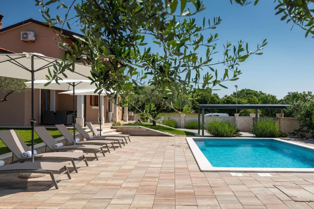 Activity Villa Gita With Pool And Grill In Tinjan Exterior foto